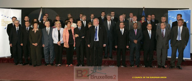 Photo de famille, au premier plan Charles Clarke, à l'arrière Catherine Ashton (crédit : CUE - archives B2 juillet 2005)