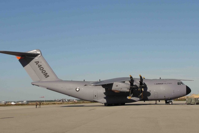 Toucher l’Airbus A400M, en vrai, c’est possible…