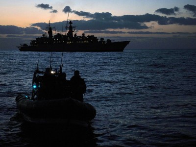 HmsCornwallPiratesNuit@Uk110215