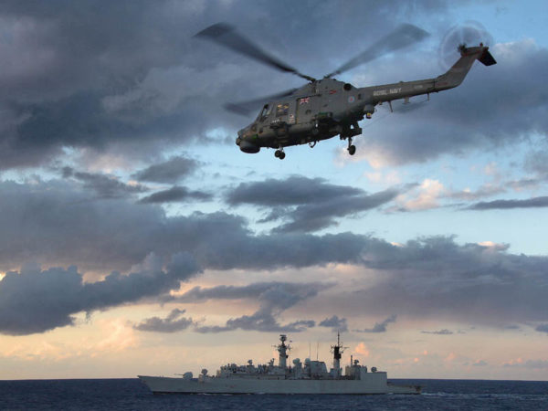 L'hélicoptère Lynx qui est normalement à bord du Cumberland porte bien l'inscription "Royal Navy" comme la plupart des hélicoptères britanniques... mais pas tous (au fond le HMS Westminster) (crédit : UK Royal navy)