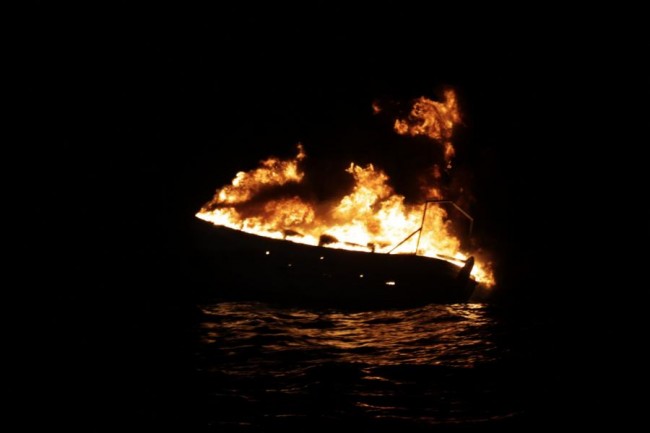 DestructBaleinierPiratesKoln@Eunavfor110929
