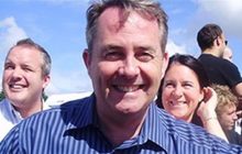 Liam Fox prend la porte, victime d’un de ses proches