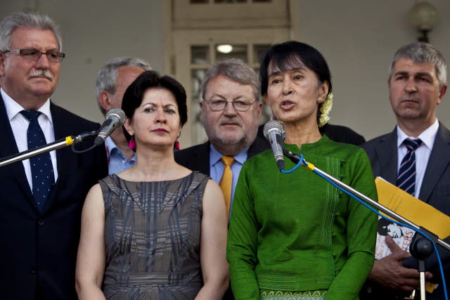 AungSanSuuKiiRencDelegPE@PE120229