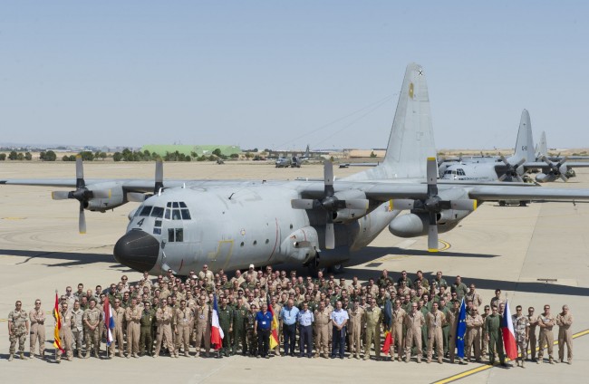 Family photo of the crews participating in the EATT 2012 (© EATC European Air Transport Command 2012)