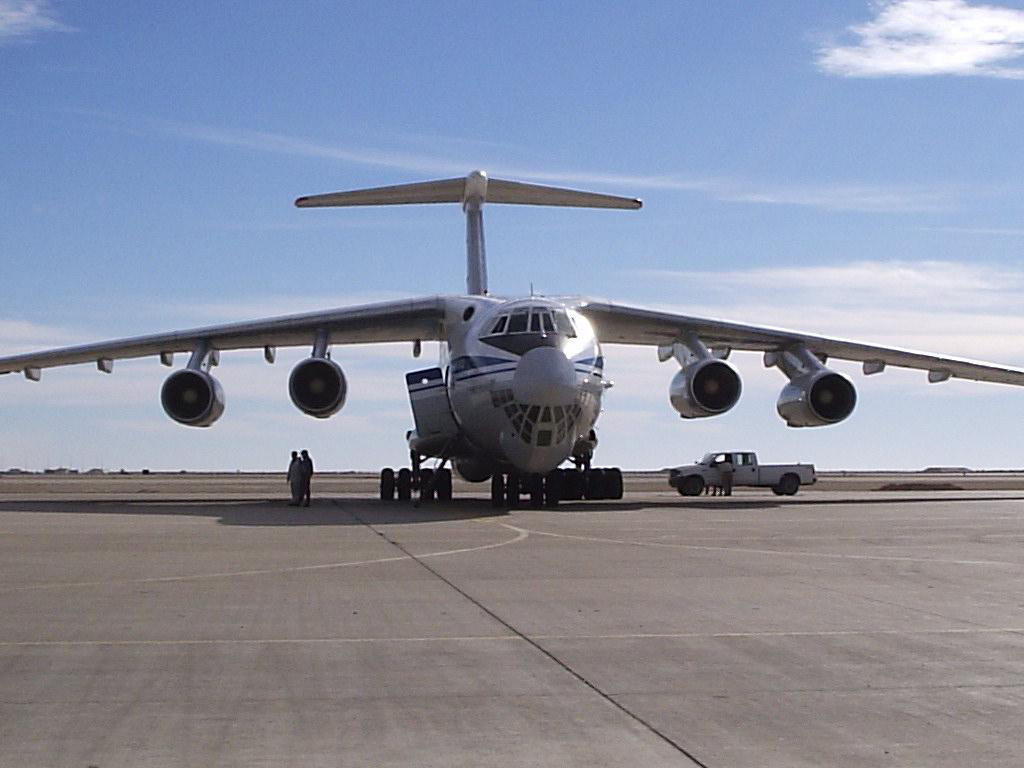 Ilyushin_Il-76_front