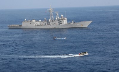 Le TCG Gemlik de la CTF 151 intercepte un skiff pirate dans l'océan indien (crédit : Combined Maritime Forces)