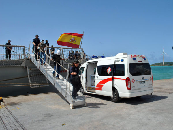 Les marins brûlés rejoignent l'ambulance qui les attend au pied de la coupée (Crédit : Marine espagnole)