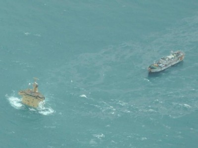 The FV Naham 3 attached to the wreck of the MV Albedo (Credits: EUNAVFOR)