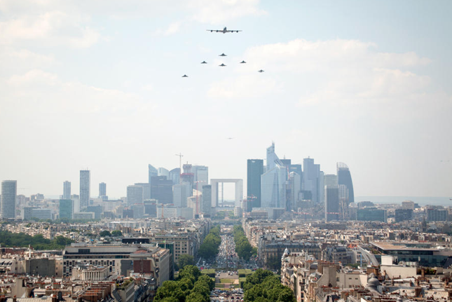 1 ravitailleur C135 précède ses "petits" Rafale, Mirage 2000D, Mirage F1 (crédit : ministère Fr Défense)