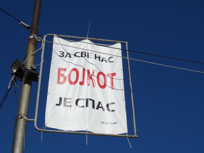 Bannière appelant au boycott des élections de novembre 2013 à Mitrovica. (Crédit: Adam Jones - Global photo Archive)