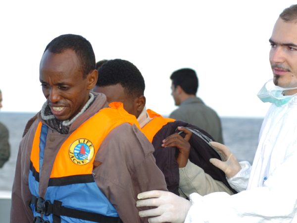 Des naufragés secourus dans le canal de Sicile (Crédit: Marine italienne)