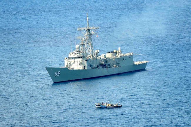 Le HMAS Melbourne arrête 2 skiffs pirates (crédit : CTF151/Marine australienne)