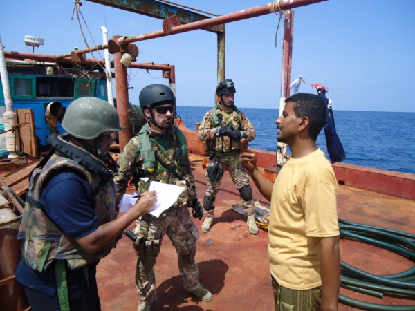 Approche d'un dhow yemenite (crédit : marine italienne / EUNAVFOR Atalanta)