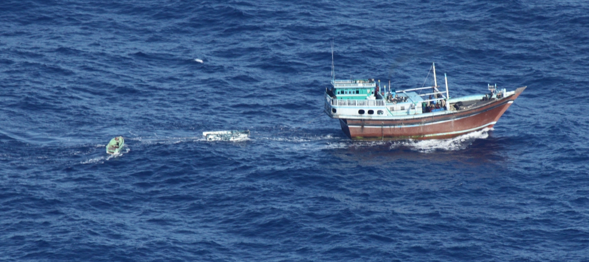 La technique éprouvée des pirates somaliens - bateaux-mères et skiffs - utilisée par les trafiquants en Méditerranée ? (crédit : Eunavfor) 