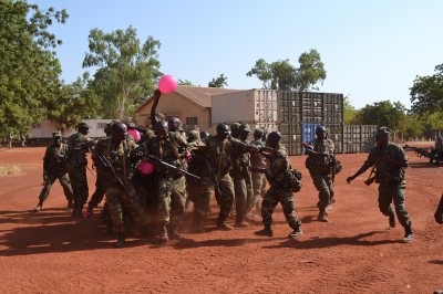 La protection de personnes vulnérables. Les militaires maliens sont divisés en 4 groupes : les vulnérables, les protecteurs, les attaquants et les observateurs. Les attaquants doivent percer des ballons que portent le groupe des vulnérables, les protecteurs, doivent quant à eux, mettre en place un dispositif et une stratégie afin d’éviter cela. Au terme de l’exercice, le groupe des observateurs restitue et analyse les phases de la mise en situation, en relation avec l’instructrice DIH et les protagonistes. Cet exercice permet en autre aux militaire de prendre conscience de la nécessité d’une action coordonnée et clairement identifiable par les populations civiles