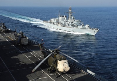 Le HMS Illustrious dans le détroit de Hormouz (crédit : Royal Navy)