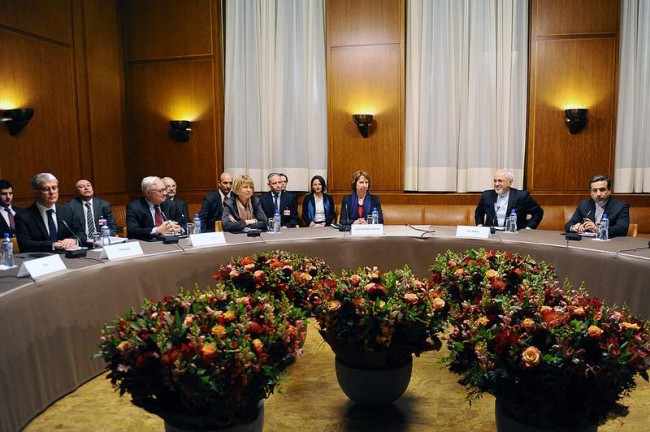 Les négociateurs. (De gauche à droite) Jacques Audibert (France), Sergei Ryabkhov (Russie), Helga Schmid (SEAE), Catherine Ashton (UE au nom des 5+1), Mohamad Javad Zarif (ministre iranien des affaires étrangères), Seyyed Abbas Araghchi (Iran) (crédit : SEAE)