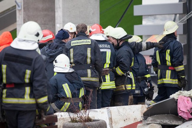 Le Premier ministre letton Valdis Dombrovskis et le ministre de l'Intérieur Rihards Kozlovskis en discussion avec les pompiers sur le lieu de la catastrophe (Crédit : Toms Norde, Chancellerie présidentielle / Valsts kanceleja)