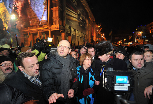 Catherine Ashton retrouvant ses souvenirs de jeunesse, se joignant aux manifestants sur la place de Kiev (crédit : SEAE)