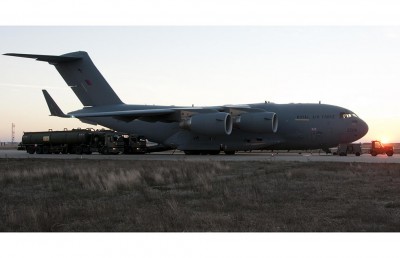 The C17 loading the armored vehicles (credit: French Ministry of Defense / DICOD)