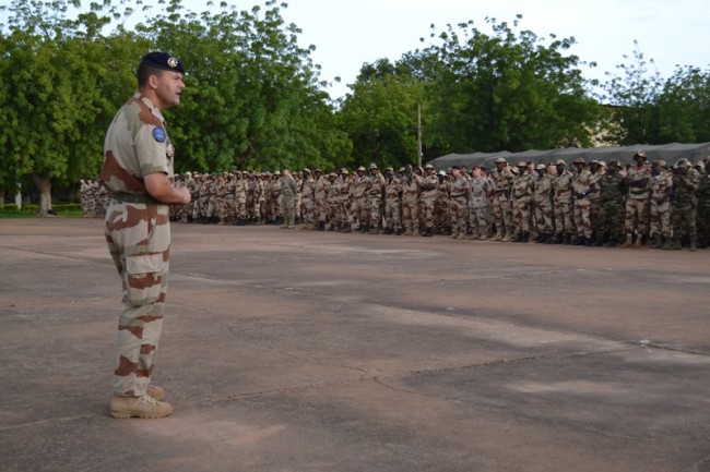 le salut aux bataillons à Koulikouro, le camp de formation de l'armée malienne (Crédit : EUTM Mali)