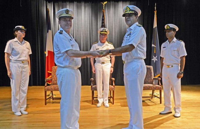 H. Blejean (left) handing over command of CTF 150 to his Pakistani counterpart on August 1, 2013 (credit: CTF 150 / Dicod)