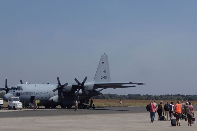 Le C-130 néerlandais sur l'aéroport de Juba pour une opération d'évacuation (Crédit : armée néerlandaise)