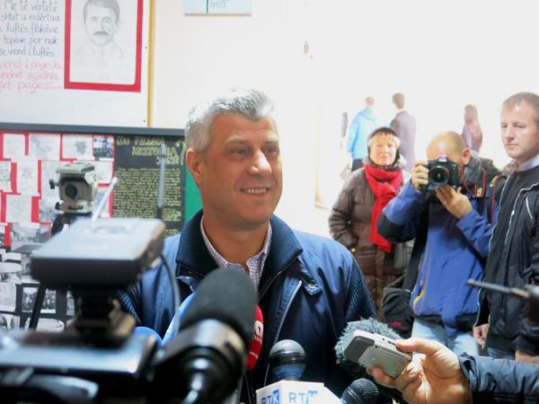 Le premier-ministre kosovar Hashim Thaçi dans un bureau de vote (Crédit: gouvernement du Kosovo)
