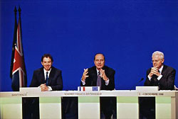 La conférence de presse finale à St Malo, cohabition oblige la France est représentée par deux personnes (crédit: Elysée)