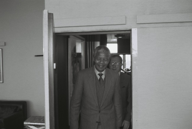 Mandela, leader l'ANC en visite à la Commission européenne en juin 1991, à l'arrière plan, Jacques Delors (crédit : Commission européenne)