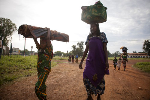 Des personnes fuyant le village de Gbakota arrivent dans un camp après avoir marché 50 km dans la jungle - à Bossangoa dans la région d'Ouham. © ICRC : Boris Heger