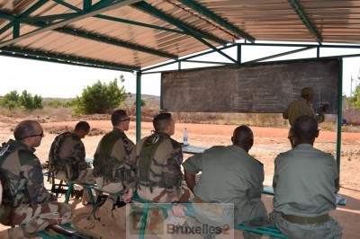 Restitution pédagogique par un stagiaire malien (Crédits: EUTM Mali)