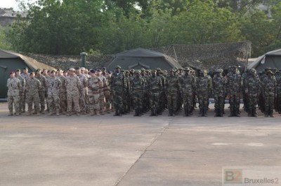 Les formateurs européens et les soldats maliens alignés lors de la cérémonie de début de la formation, ce mercredi 8 janvier (Crédits: EUTM Mali)