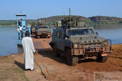 Les Espagnols qui assurent la protection de EUTM Mali seront-ils remplacés par les Allemands de la BFA (ici, véhicules de la "force protection sur le fleuve niger, crédit : EUTM Mali)