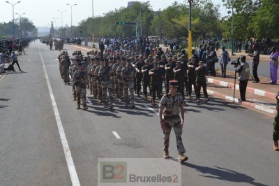 Les formateurs européens défilent dans les rues de sous l'acclamations des malies (Crédits: EUTM Mali)