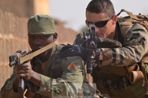 Un formateur européen et un soldat malien progressent dans les rues du village de combat de « Ghost City » (Crédits: EUTM Mali)