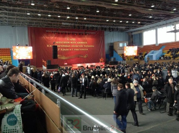 Le meeting de Kharkov où Ianoukovitch est attendu. Symboles anciens et personnes sagement assis sur les gradins (crédit : Euromaidan)