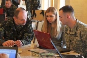 Officier ukrainien et américain en pleine préparation d'exercice, avec une (charmante) interprète (crédit : Ministère ukrainien de la Défense)