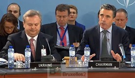 Le secrétaire général de l'OTAN, A.F. Rasmussen et le vice-ministre de la défense O. Oliynyk au début de la réunion (Crédit : OTAN)