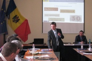 Un instructeur européen explique comment détecter une document falsifié(Crédits : EUBAM Moldavia)
