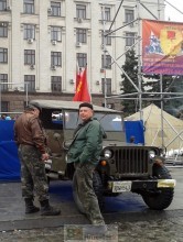 Jeep avec un drapeau stalinien sur la place Kulikovo Loreline Merelle@B2