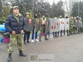 Viktor et son détachement de jeunes manifestants dans le camp pro-Russe Loreline Merelle@B2