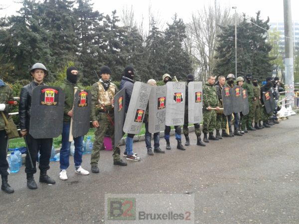 Manifestants pro-Russes, armés de boucliers, battes, cagoules et matraques à Odessa, Ukraine (Loreline Merelle@B2) 