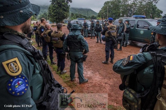 Guardia Civil et gendarmes français en briefing (crédit : ECPAD / Gendarmerie nationale)