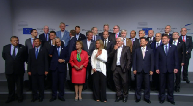 Ashton applaudie par les ministres passe le relais à Mogherini