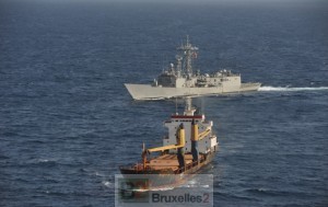 la frégate Navarra en escorte d'un navire du PAM - le programme alimentaire mondial (crédit : Eunavfor Atalanta)