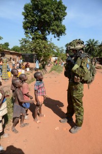 Soldat estonien en patrouille à Bangui début juin (crédit : Eufor RCA)