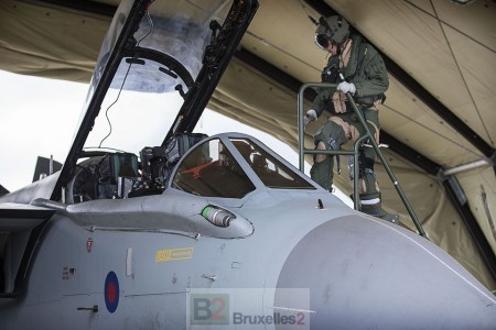 Un pilote d'un Tornado GR4 se prépare au vol (Crédit: MOD UK)