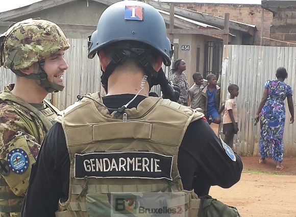 Gendarme français et soldat italien dans les rues de Bangui (crédit : armée italienne)