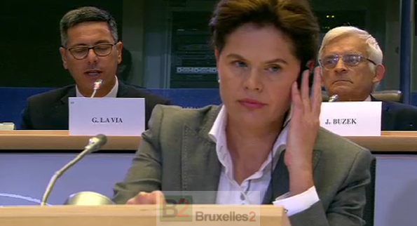 Alenka Bratusek en victime expiatoire des joutes parlementaires (crédit : EBS / B2)